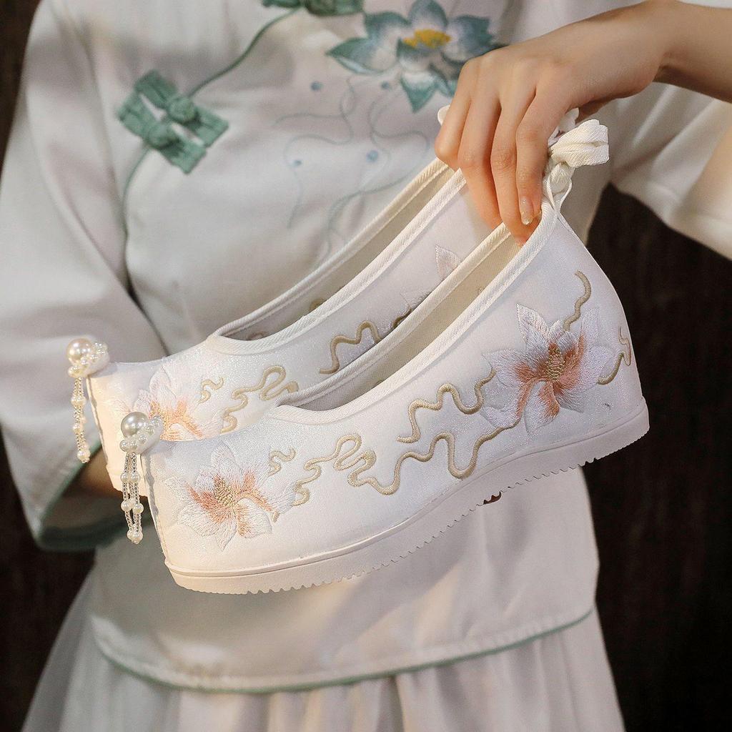 Women's Embroidered Hanfu Shoes - Ancient Style Beaded Floral Shoes with Bow, Upturned Toe, Inner Height Lift, Perfect for Spring and Autumn.
