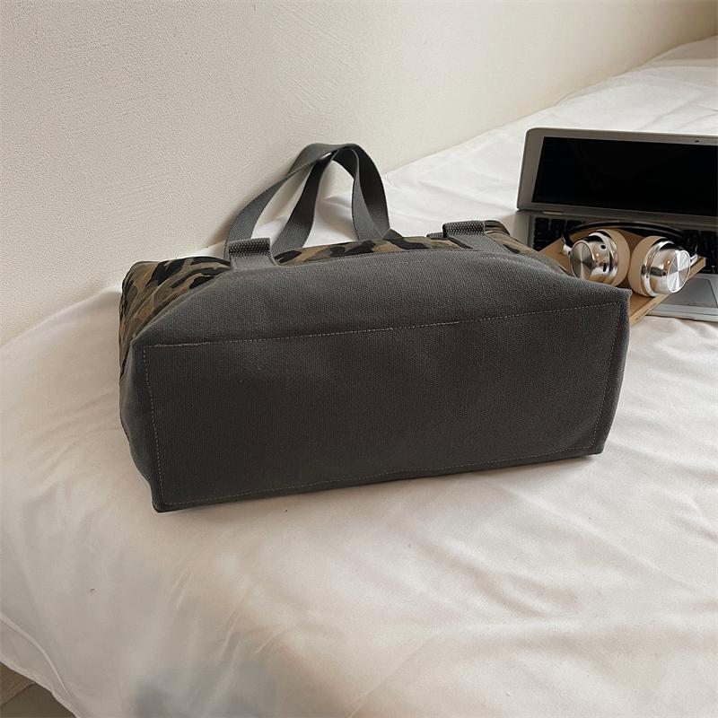 Borsa Tote Nyl Camouflage con Cerniera Moda Casual 2026 Nuovo Design Tendenza Senso di Design Borse di Nicchia Alta Capacità Borse a Spalla per Pendolari
