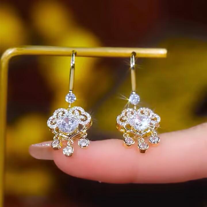 2025 Trendy Auspicious Cloud Zirconia Earrings for Women: Shiny Diamond-Look Ear Hooks in Chinese Style золотой