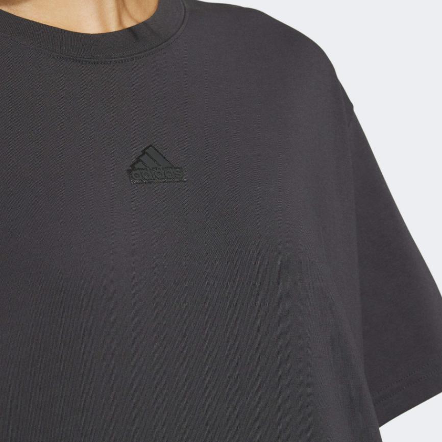 adidas Kleid mit Buchstabenprint, locker, Rundhalsausschnitt, Kurzarm, Damenkleider, Grau IM8751