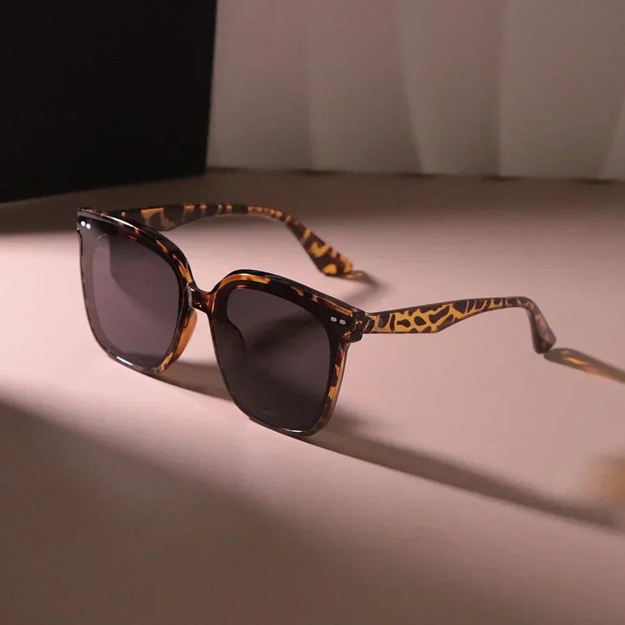 Retro Classic Square Sunglasses For Women Men Stylish Minimalist Female Male Fashion Glasses