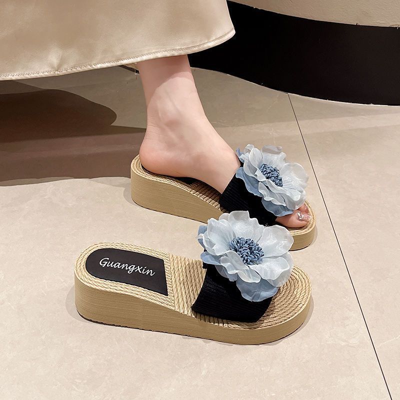 Fairy slippers, female summer outer wear 2025 new fashionable non-slip flower thick-bottomed wedge heel elegant high-heeled cool slippers