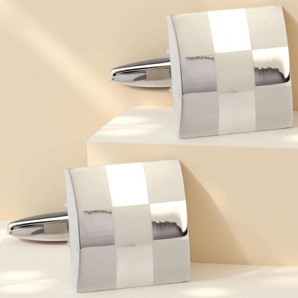 V-förmige Metallmanschettenknöpfe mit lasergraviertem Logo und gebürsteter Oberfläche