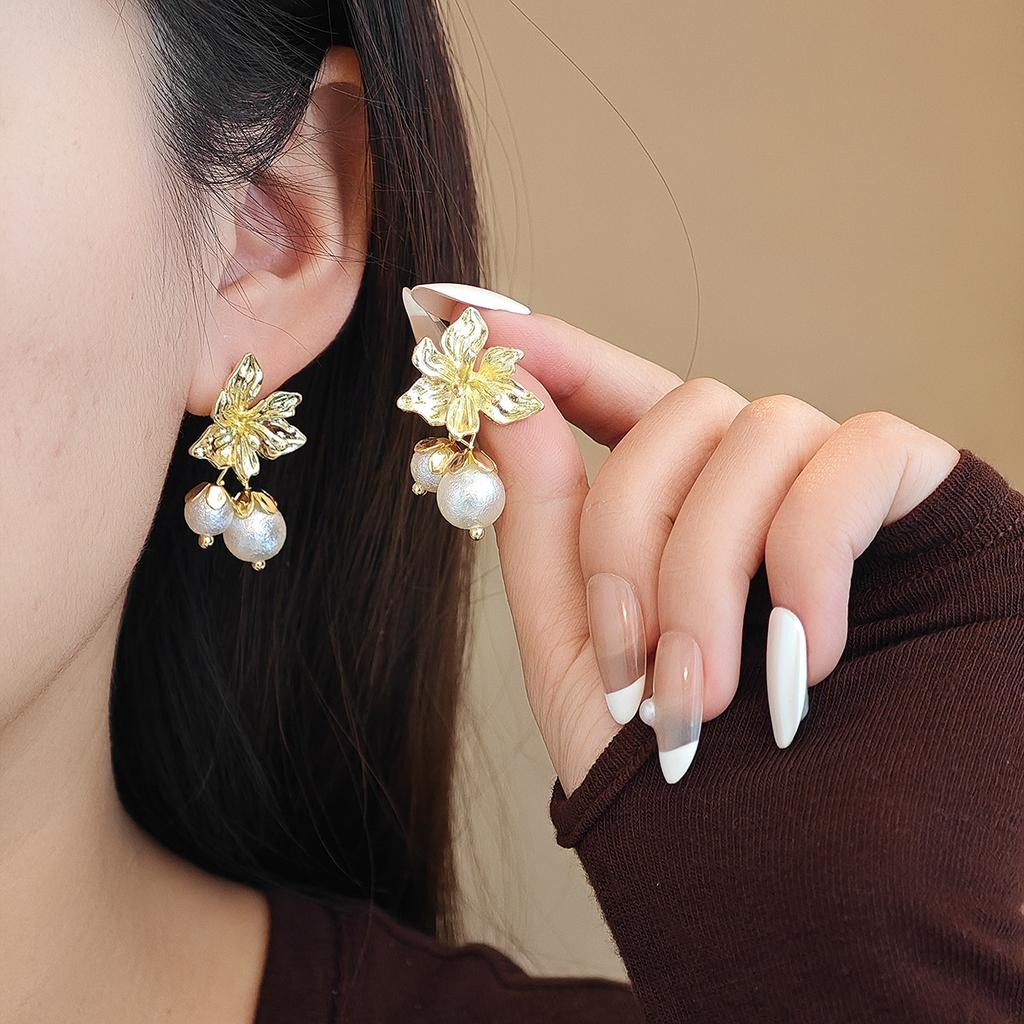 French Small Flower Pearl Ball Earrings Retro Niche Gold Earrings Front And Rear Light Luxury Simple Earrings Women