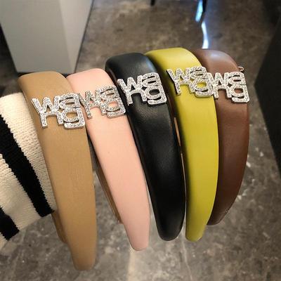 Fascia Larga con Teschio e Lettere di Strass – Accessorio per Capelli Tendenza Coreana 2022