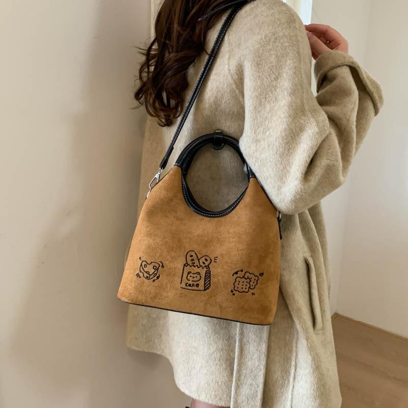 

Ретро нишевая матовая сумка женская 2025 новая изысканная универсальная сумка-мессенджер модная супер огонь сумочка маленькая сумка коричневый