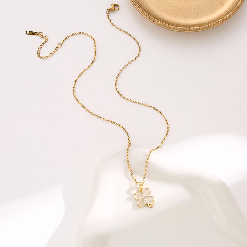 Korean Simple Cat's Eye Four-Leaf Titanium Steel Necklace: Fashionable Light Luxury Clavicle Jewelry for Women.