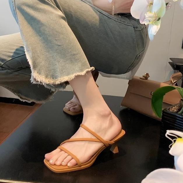 Fårskinnsversion Fransk tunn rem fyrkantig tå tunn hög klack coola tofflor dam sommar ny älvvind öppen tå romerska sandaler dam