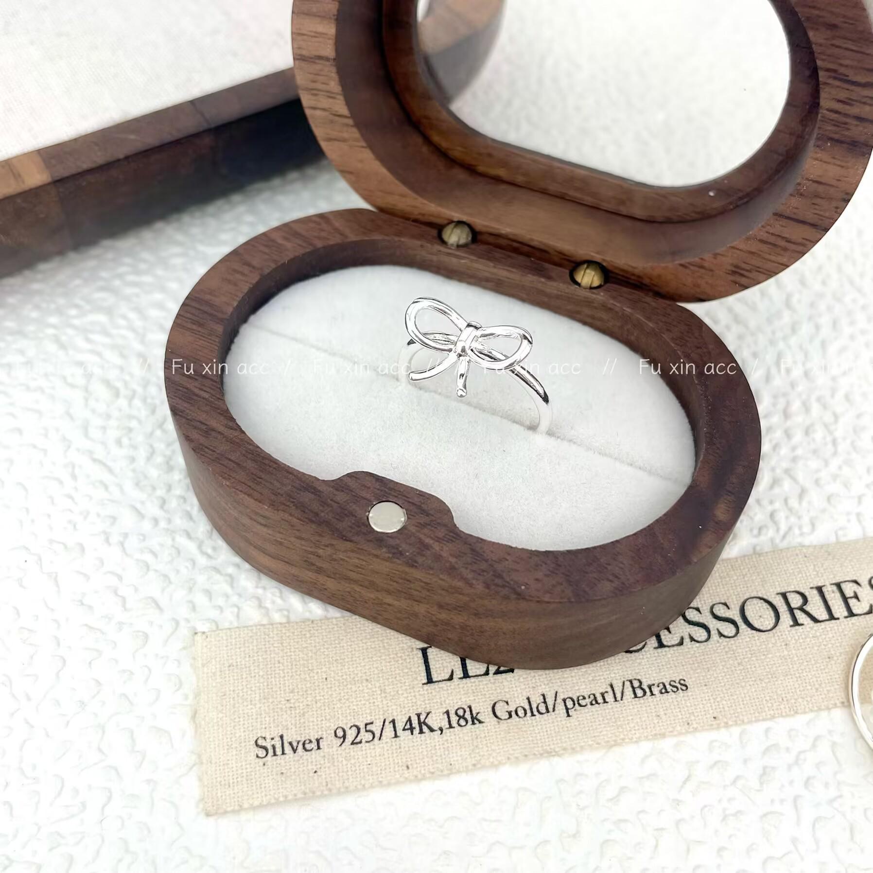 

Открытое кольцо с серебряным жемчугом и бантом — минималистичный, высококачественный ювелирный дизайн rr364h