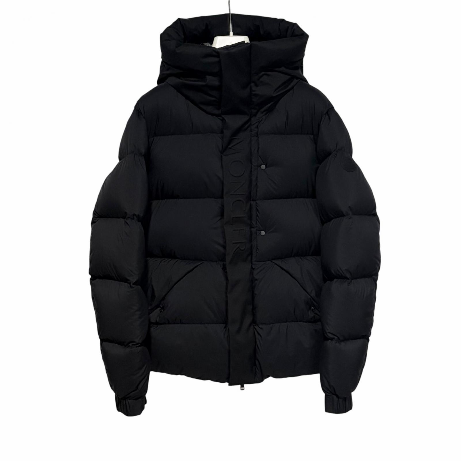 

Used MONCLER MADEIRADown jacket black Nylon mens L чорний