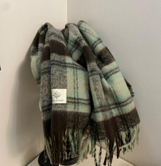 

2025 New High-End Black & White Plaid Scarf for Couples - Thick, Warm, Korean Style Neck Warmer for Men & Women зелёный