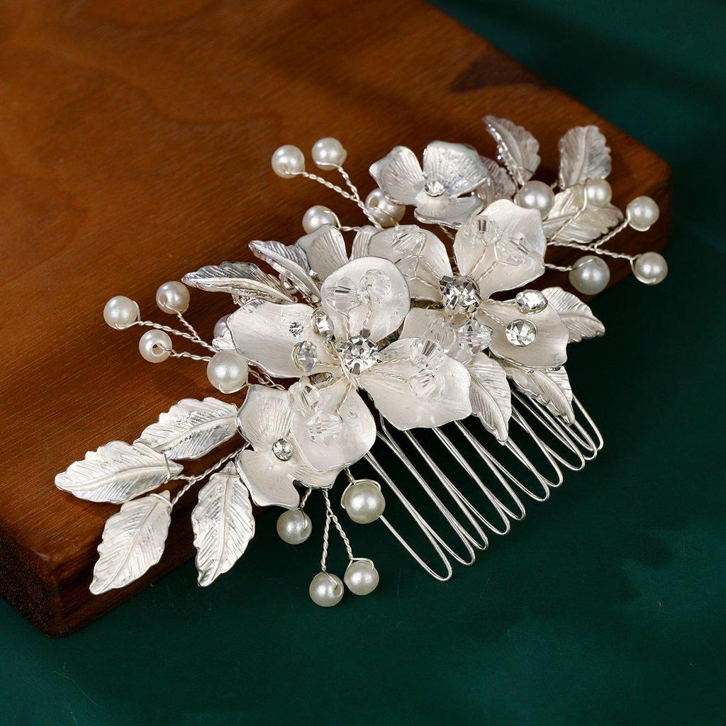 Handgefertigter Braut-Haarkamm mit Perlen, Strass und Blumen mit Blättern