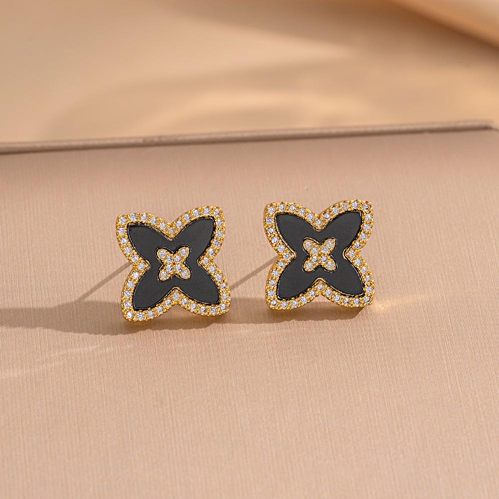 Eleganckie kolczyki sztyfty z cyrkoniami w kształcie koniczynki i misia - Nowy szykowny design