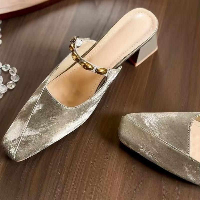 Mode Blockabsatz Baotou Liangtuo Damenmode Eckige Zehenpartie Flacher Ausschnitt Metallschnalle Ein Riemen Rutschfest Kitten Heel Schuhe