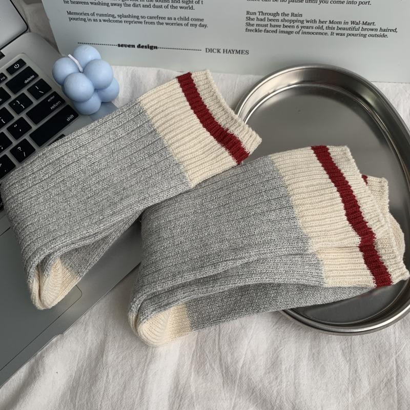 

A Versatile Mid-length Pile Sock for Autumn, A Color-blocking Striped Polyester-cotton Casual Mid-length Sock for Women 1 pair серый