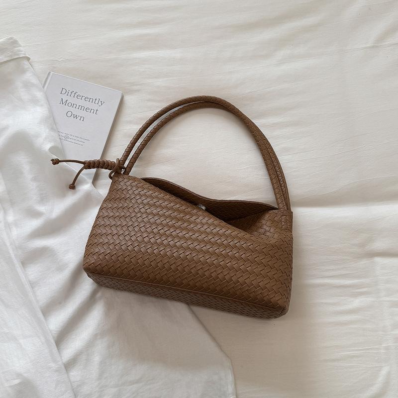 Hand-held Woven Bag - A Retro and Unique Handbag for Casual Commuting, Suitable for Carrying on The Arm.