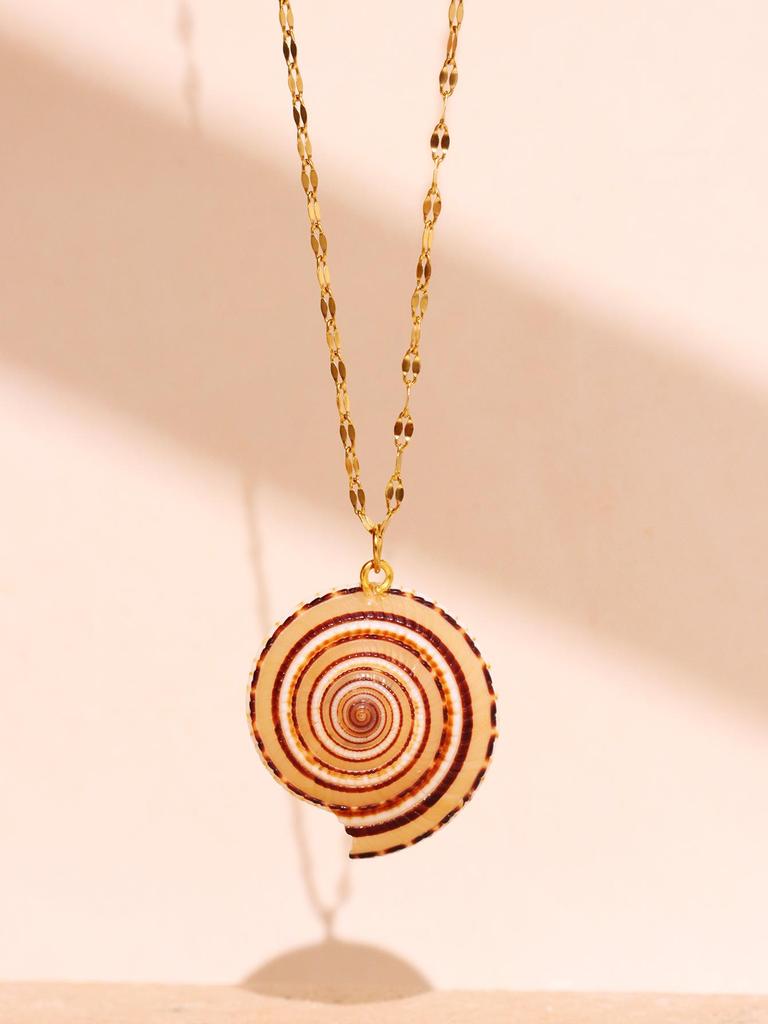 Retro Gold-Tone Shell Pendant Necklace Unique Layered DIY Fashion Jewelry for Women Perfect for Beach Vacations Gift Idea