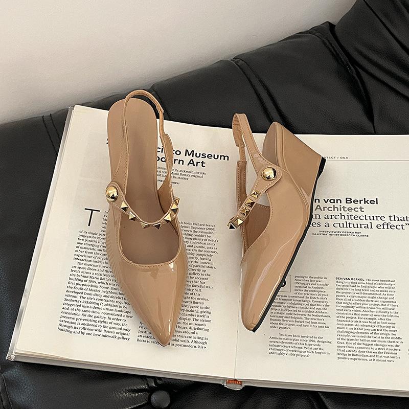 

Французские ретро туфли Мэри Джейн на танкетке с заклепками, увеличивающие рост, с закрытым носком, римские сандалии, летние туфли острой формы, женская модная обувь 39 телесный