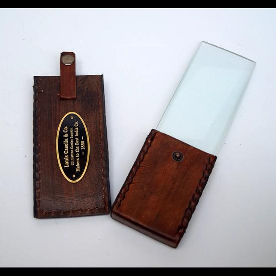 

Настільна лупа зі збільшувальним склом у шкіряній формі під старовину