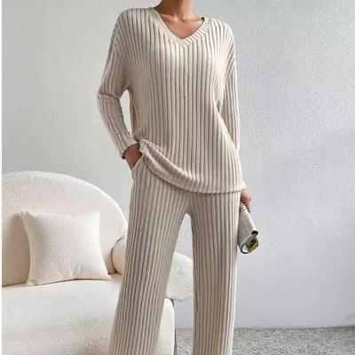 Completo casual a due pezzi a coste con scollo a V Autunno/Inverno 2025: Top Largo e Pantaloni a Gamba Dritta