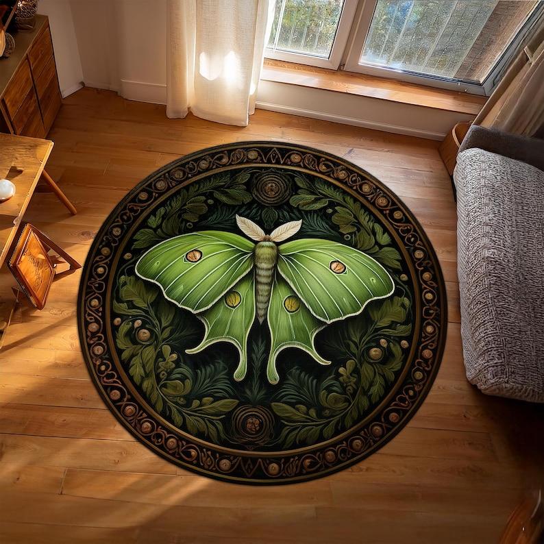 

Luna Moth Butterfly Round Rug, Green Gothic Cottagecore Decor, Spooky Nature Lover Mat for Dark Academia Home Gift Idea Diameter 100cm