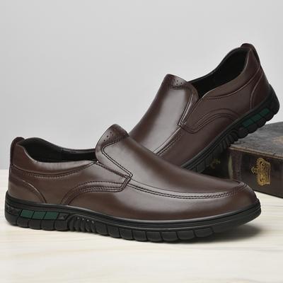 Nuevos zapatos de moda para hombre, mocasines informales de cuero genuino, zapatos Derby clásicos marrones y negros, bonitos zapatos planos para conducir para hombre