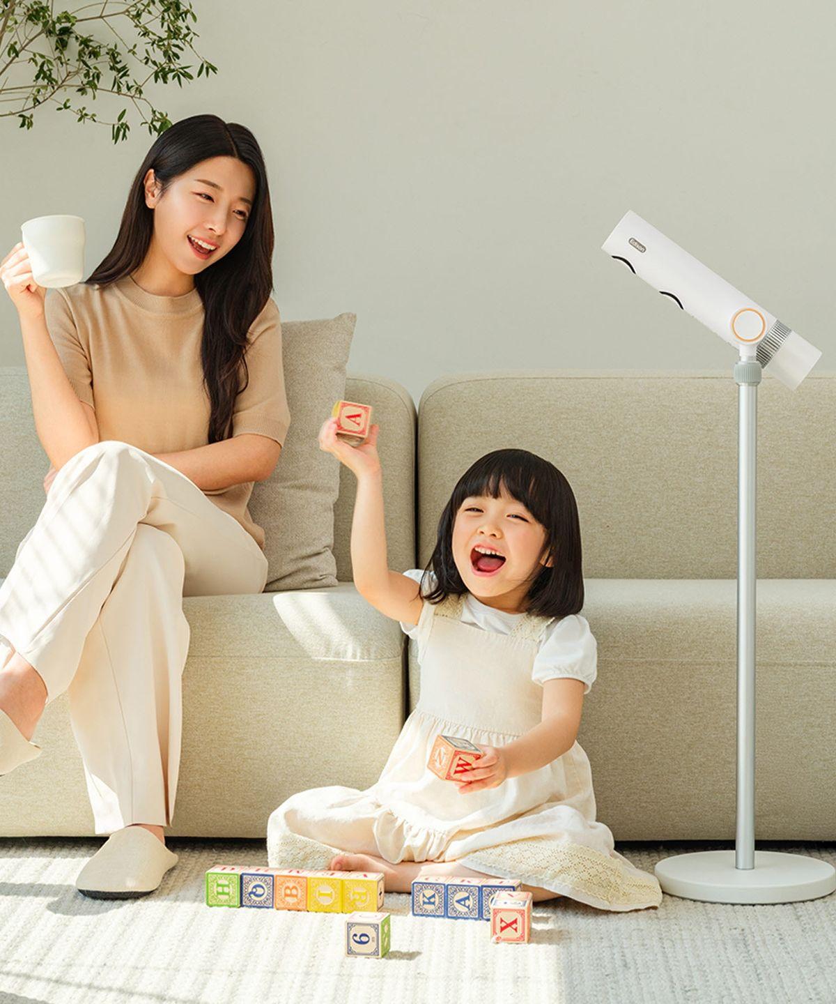 Hands-free standing hair dryer