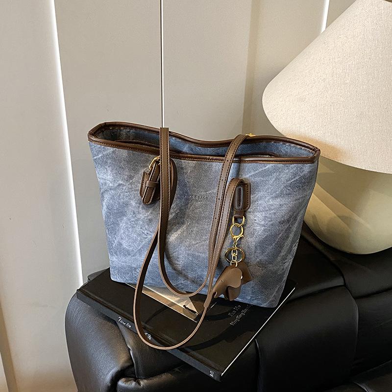 Large-capacity bag women's autumn and winter 2025 new casual niche design shoulder bag texture commuter tote bag