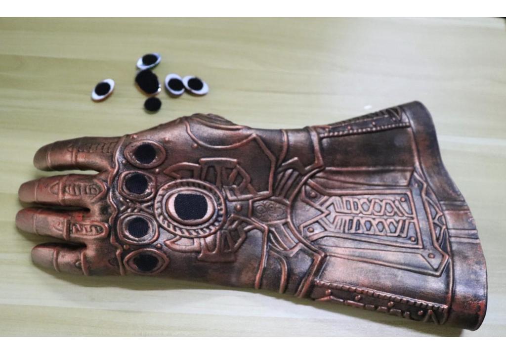 Marvel Avengers 4 Infinity Gauntlet: Premium Glowing Latex Thanos Gauntlet