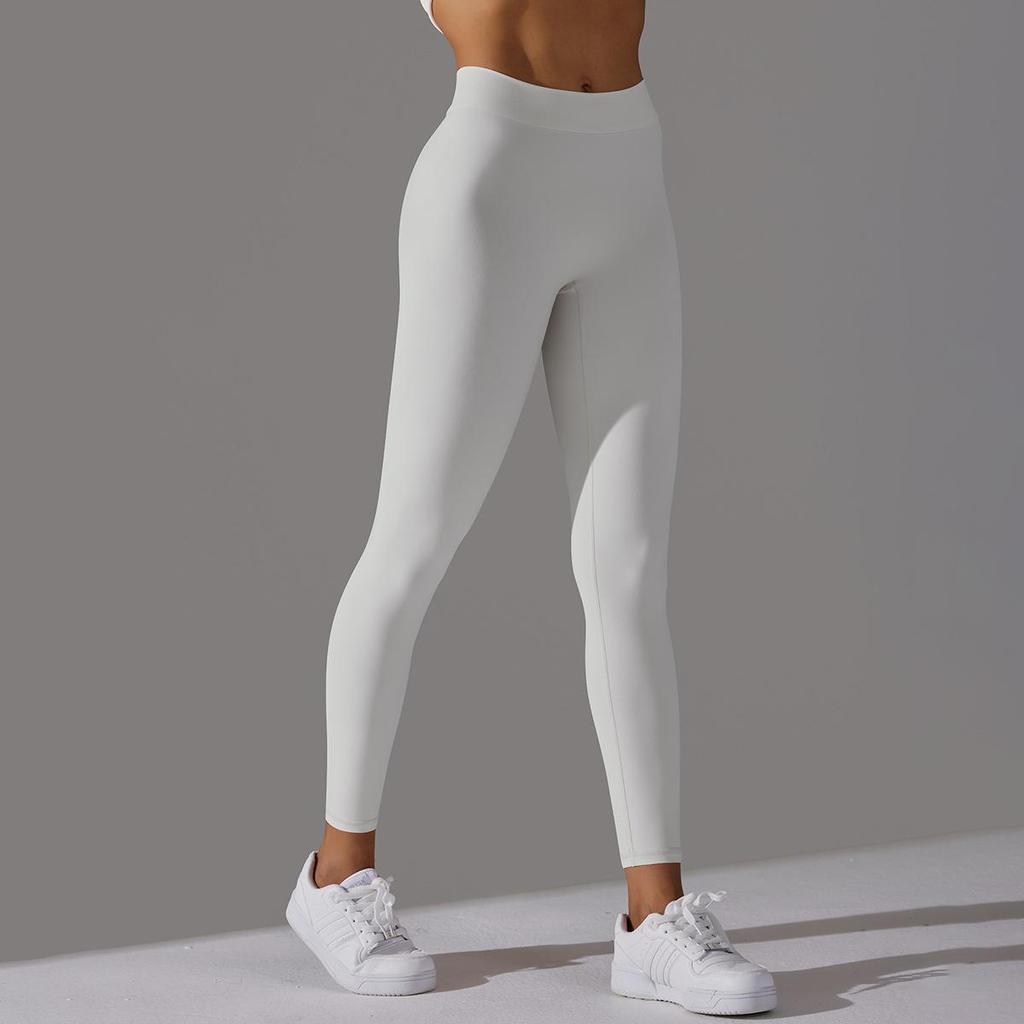 Ten rengi efekti veren, vücuda oturan, kalçayı kaldıran dikişsiz, yüksek belli, esnek kadın fitness kısa taytları
