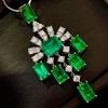 Elegante Collana con Smeraldo Sintetico Ciondolo Quadrato di Lusso con Design Completamente a Diamanti Lavorazione Sofisticata