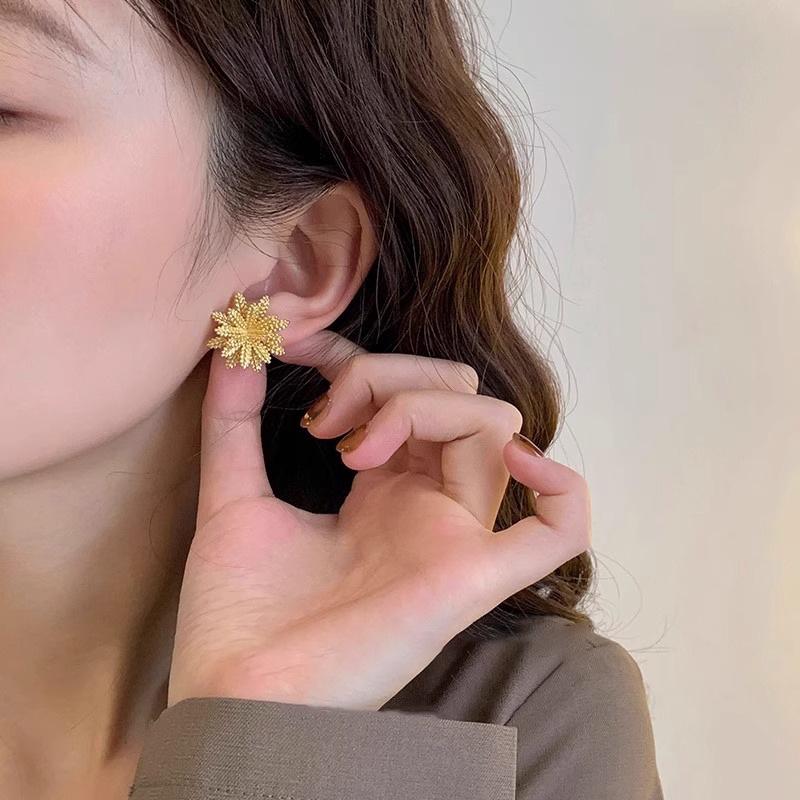Niche Design Textured Wheat Ear Flower Stud Earrings for Women – Simple, Fashionable, Versatile, Creative Ear Ornaments