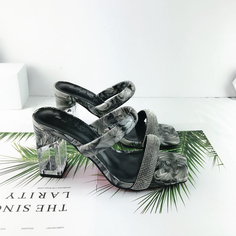 Letní dámské fetiš 8,5 cm vysoké podpatky Mules Blokové průhledné podpatky Třpytivé křišťálové pantofle Kožené lesklé nazouváky Graffiti boty