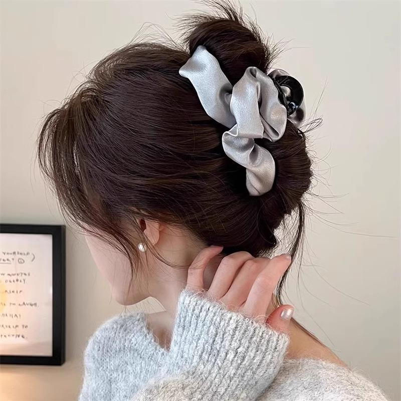 1pc Sparkling pleated fabric cloud bubble grip clip for women's high-end feeling, large shark clip hair accessory