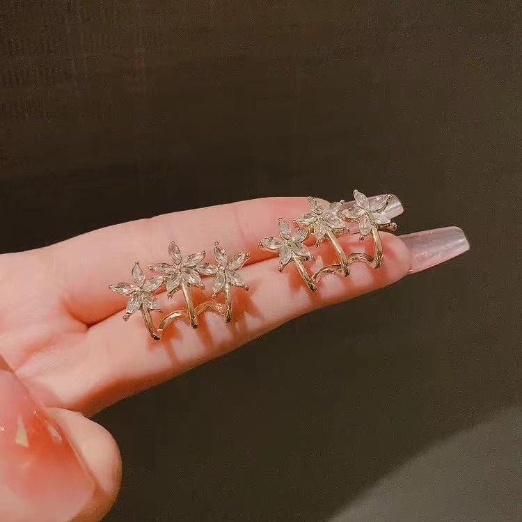 

Женские серьги-гвоздики с тремя маленькими цветками и простым темпераментом из камня