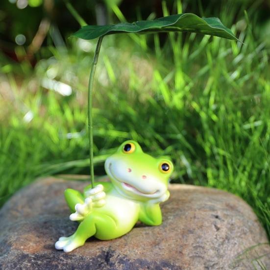 Frog Ornament Lying Frog Small Resin Figurine with Leaf Umbrella Sun-Proof