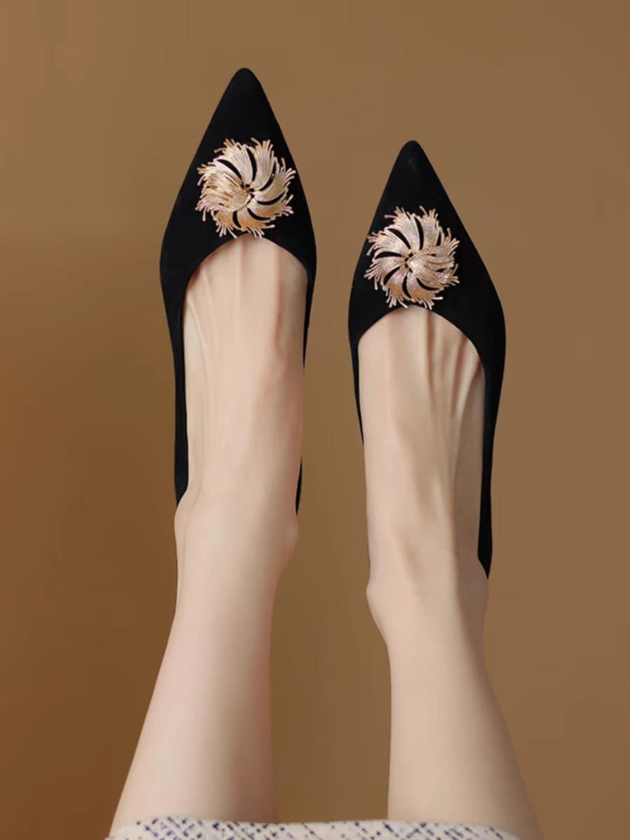 

2025 spring niche retro elegant versatile pointed single shoes women s thin heel fashion medium heel shallow mouth one pedal women s shoes 35 чёрный