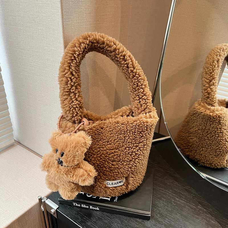 

2024 новые осенние и зимние сумки плюшевые сумки с закругленными углами нишевый дизайн сумки большой вместимости новые сумки через плечо 15*15*16 коричневый