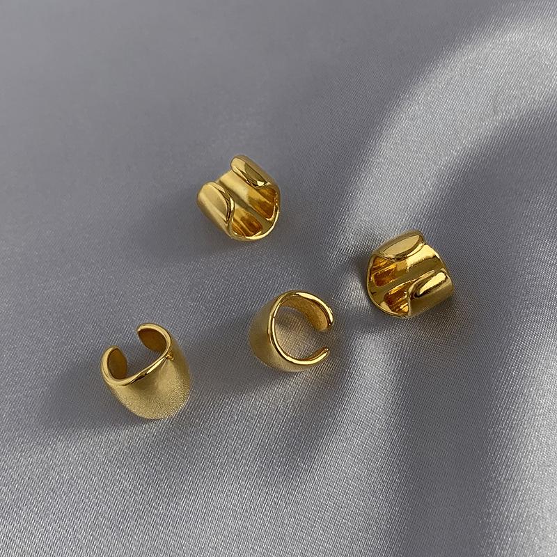 

Ретро Металлический Стиль Кафф для Ушей для Женщин – Без Пирсинга, Безболезненный, Серьги-Гвоздики Круглой Формы с Европейским и Американским Влиянием.