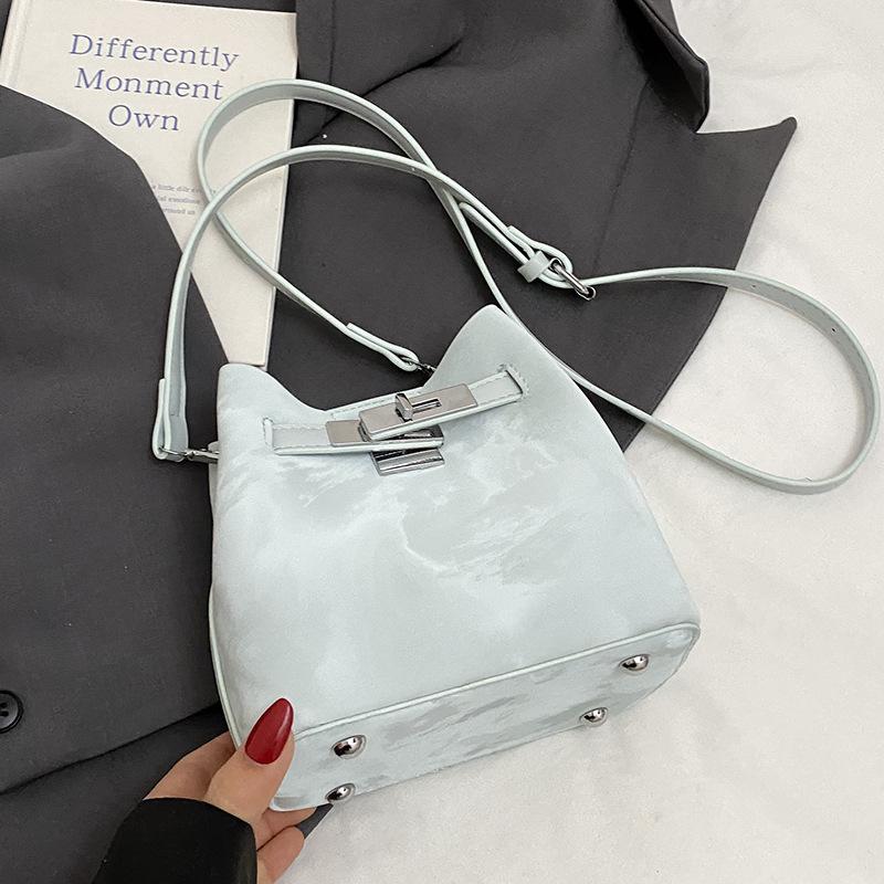 

Spring and summer new Korean fashion high-end texture bucket bag niche design fashionable commuter versatile messenger women s bag