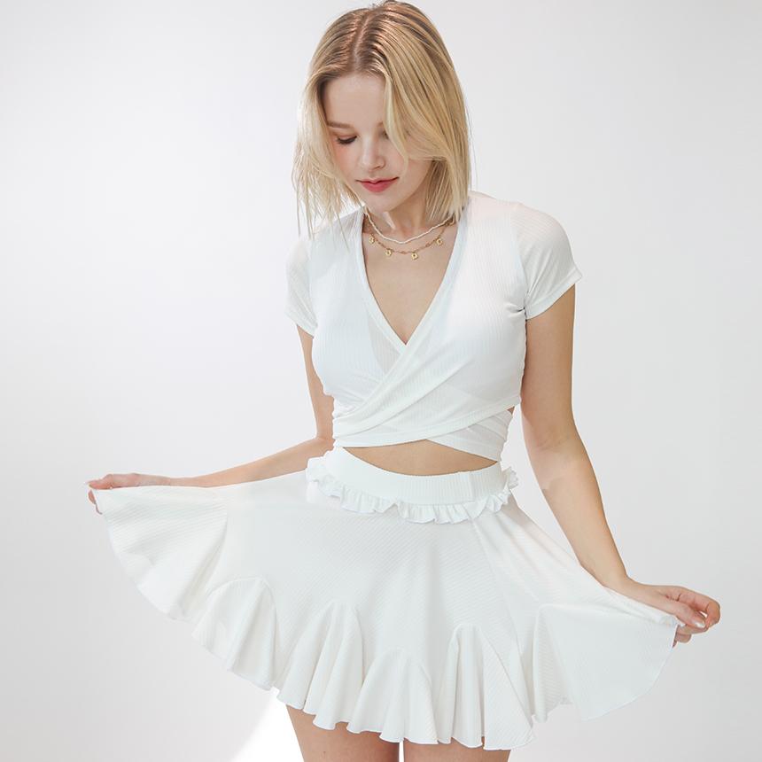 

Белый ребристый купальник с короткими рукавами и юбкой-бандажом из двух частей S