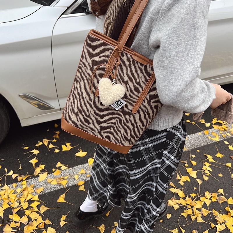 

Модная сумка высокого класса с леопардовым принтом, женская сумка 2025, новая текстурированная сумка, сумка-шоппер большой вместимости, на плечо, подмышку 30*10*30