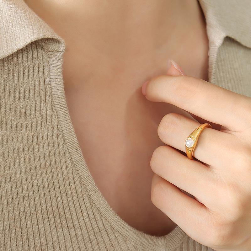 Elegant Retro Black & White Glass Ball Ring: Titanium Gold-Plated Luxury Women s Jewelry Size 7