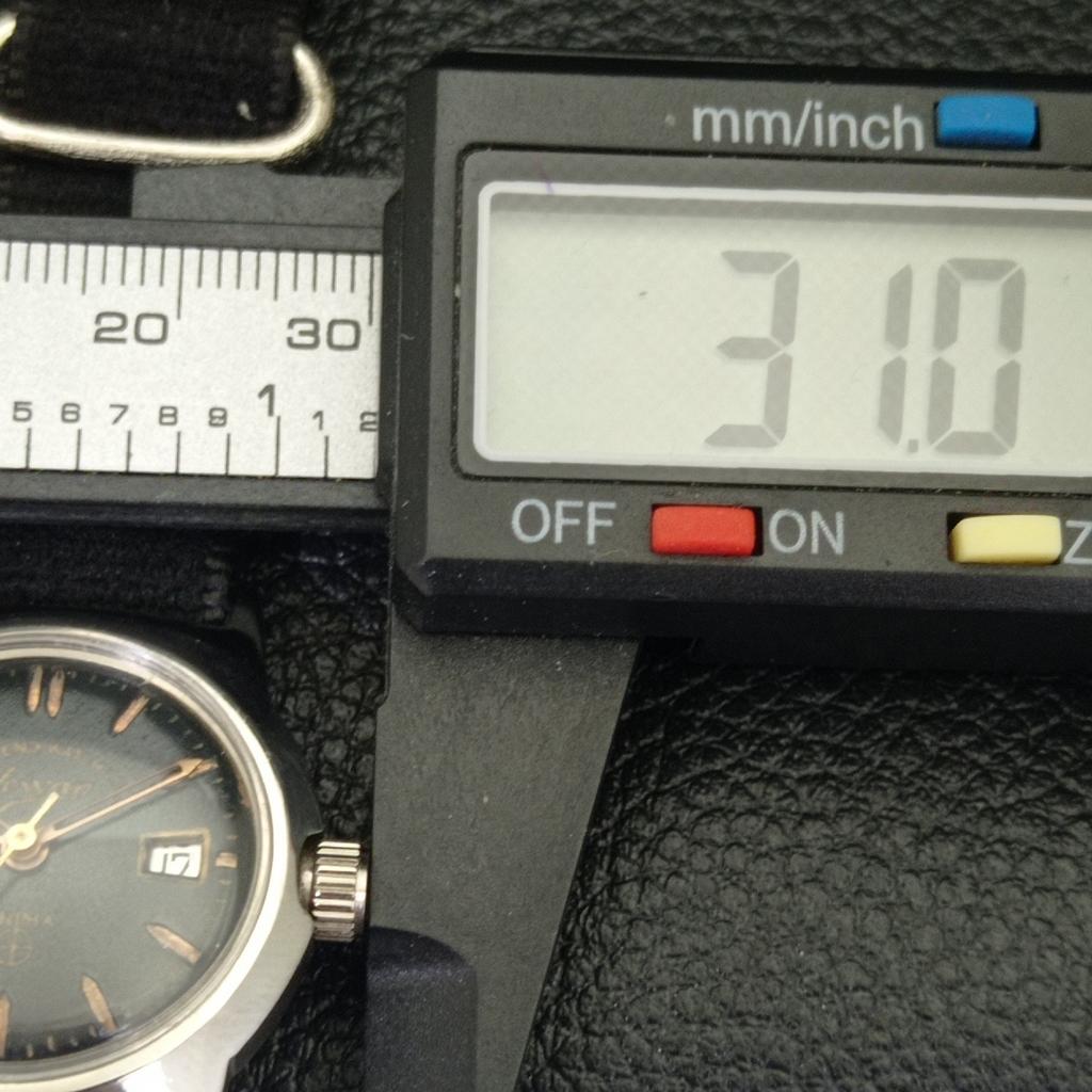 GEBRAUCHTE WEST END WATCH CO HANDAUFZUG SCHWEIZER JUNGEN SCHWARZES ZIFFERBLATT UHR a432788-2