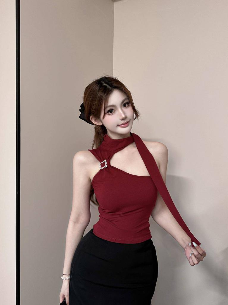 Women's Summer Knit Halter Top with Off-the-Shoulder Neckline Luxurious Figure-Hugging Sexy Cropped Top