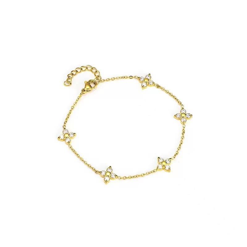Classic Gold Plated Alloy Four-Leaf Clover Charm Bracelet for Women Simple Fresh Sweet Jewelry Valentine's Day Gift