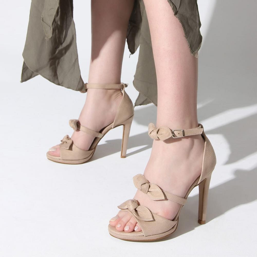 

Бежевые женские классические туфли на каблуке 39 бежевый