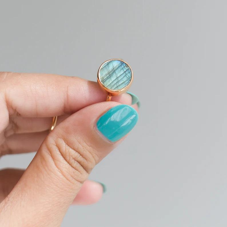 Pierścionek ze srebra próby 925, Pierścionek z okrągłym naturalnym kamieniem szlachetnym labradorytem, Pierścionek z niebieskim połyskiem, Pierścionek z różowego złota. Ręcznie robiona biżuteria, Prezent zaręczynowy, Srebrny pierścionek