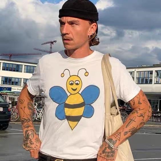 

Summer Chic American High Street Cartoon Bee Print Top Mens and Womens Shortsleeved Stylish Tshirt M