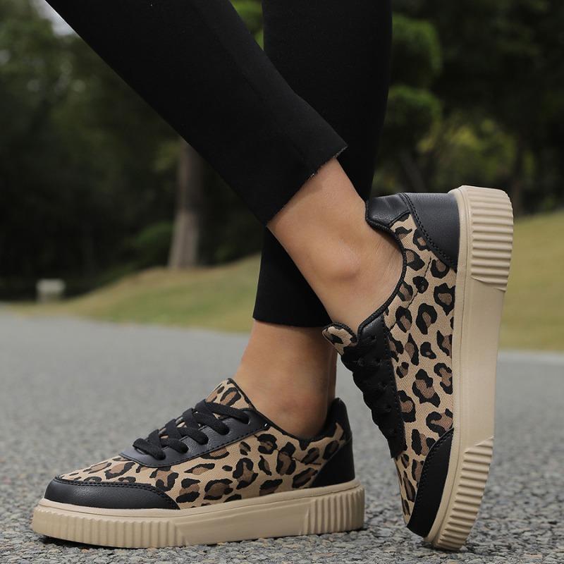 Women's Leopard Print Board Shoes Are Lightweight Fashionable and Trendy for Travel and Daily Commuting
